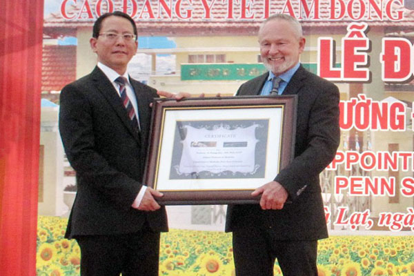 Hiệu trưởng Trường Cao đẳng Y tế Lâm Đồng được bổ nhiệm Giáo sư Y khoa kiêm nhiệm của Đại học Y khoa Penn State, Hoa Kỳ