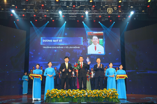 GS.TSKH. BS Dương Quý Sỹ là Nhà giáo GDNN tiêu biểu và sinh viên Phạm Thụy Mai Anh là sinh viên tiêu biểu của tỉnh Lâm Đồng năm 2022 được Tổng cục giáo dục nghề nghiệp vinh danh