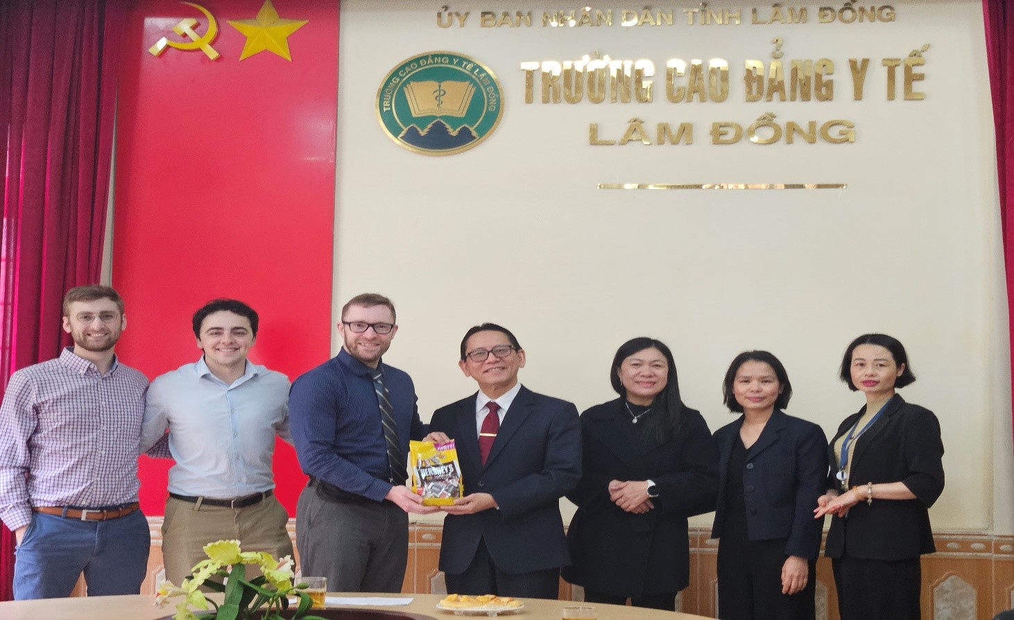 ĐOÀN CÔNG TÁC TRƯỜNG ĐẠI HỌC Y KHOA PENN STATE – HOA KỲ ĐẾN THĂM VÀ LÀM VIỆC TẠI TRƯỜNG CAO ĐẲNG Y TẾ LÂM ĐỒNG.