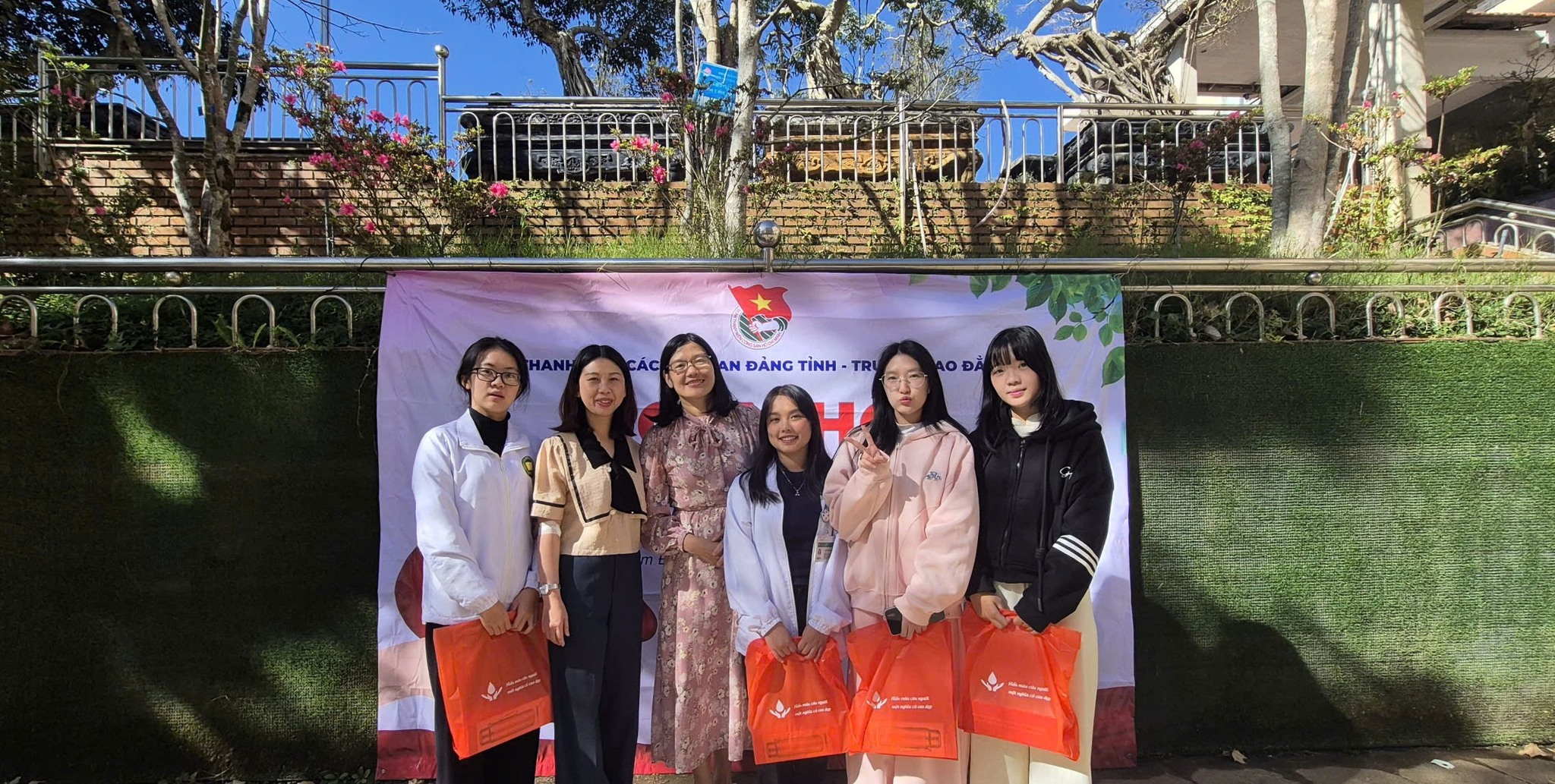 HIẾN MÁU TÌNH NGUYỆN – SẮC ĐỎ YÊU THƯƠNG