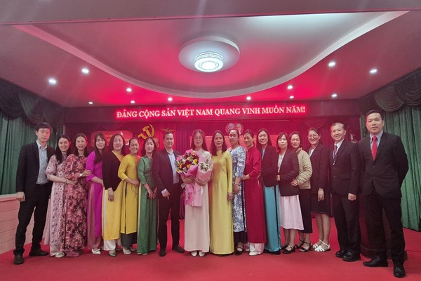 LỄ KẾT NẠP ĐẢNG VIÊN MỚI CHO ĐOÀN VIÊN ƯU TÚ