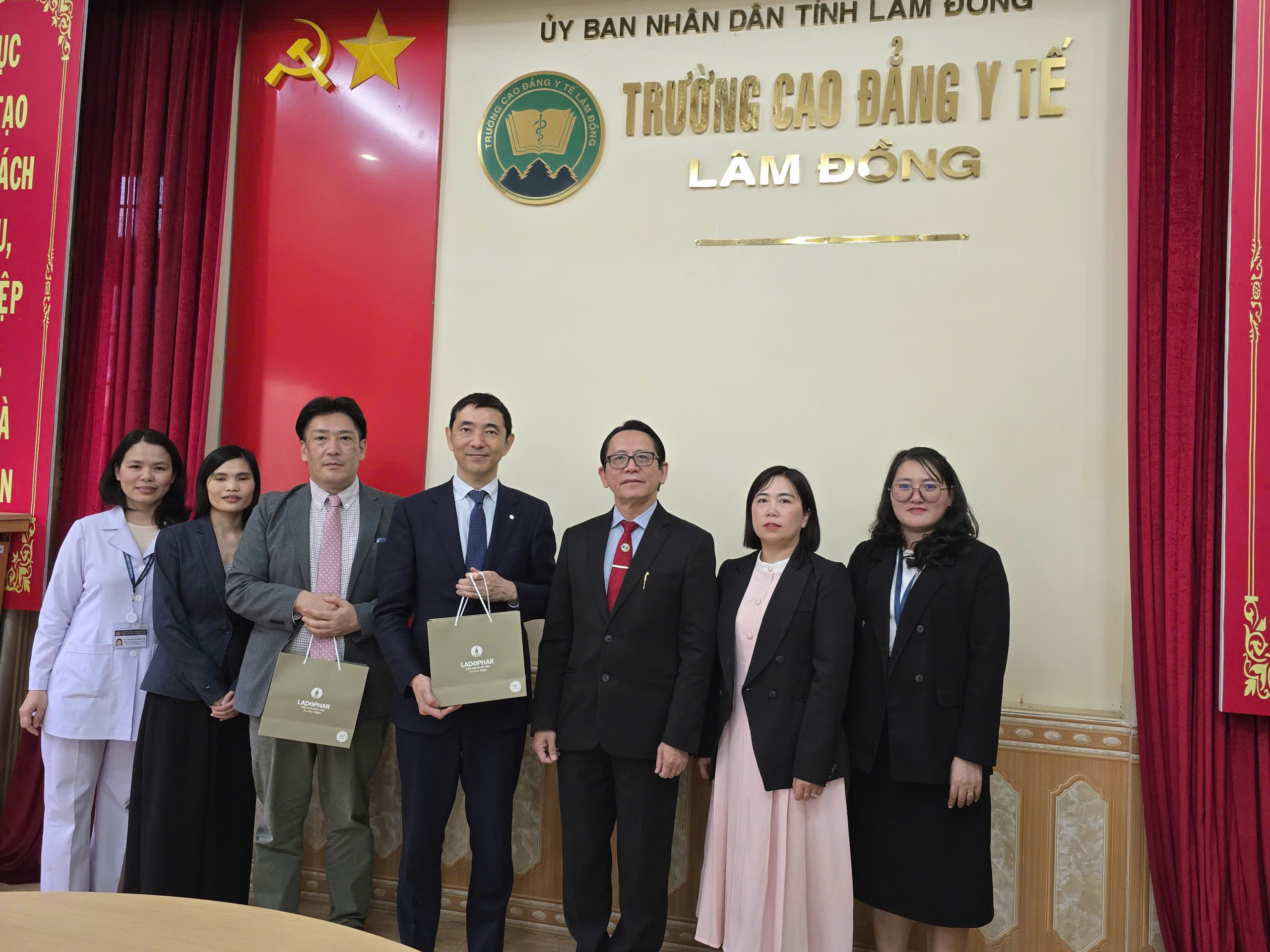 TRƯỜNG CAO ĐẲNG Y TẾ LÂM ĐỒNG TĂNG CƯỜNG HỢP TÁC QUỐC TẾ, MỞ RỘNG CƠ HỘI CHO SINH VIÊN NGÀNH Y TẾ